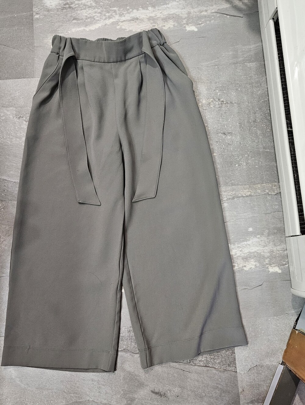 Lululemon Noir Crop Pants. High Rise. Grey Sage. 20" Inseam.  Size 2.